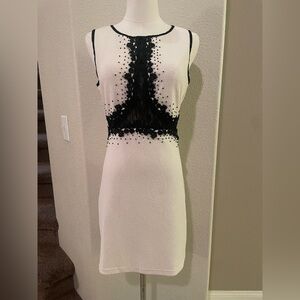 Andrée Blue Sleeveless White Sheath Dress with Black Lace Appliqué – Size M